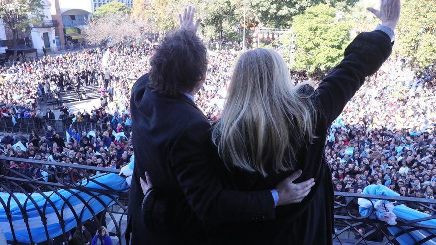 Milei cambió en Córdoba el "pacto" por el "Consejo de Mayo" y prometió eliminar el impuesto al dólar