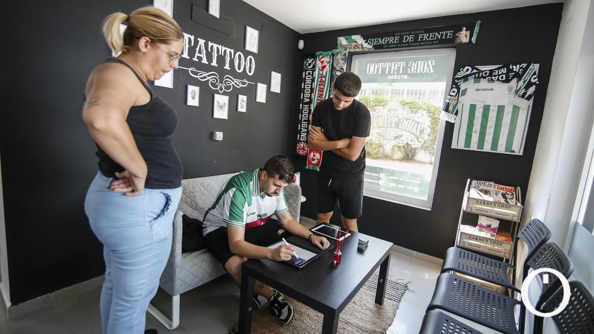 Iniciativa benéfica de un cordobesista que tatúa el escudo del Córdoba CF