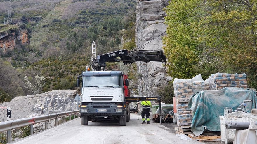 Carretera cortada por las obras en la N-260 en los tramos Campo-Seira y Seira-Congosto de Ventamillo
