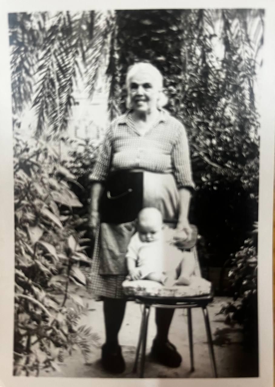 Pinito Calderín sostienen a un bebé que ayudó a llegar al mundo.