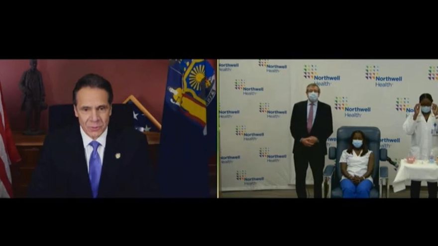 Andrew Cuomo, gobernador de Nueva York, durante la primera vacunación contra la COVID-19.