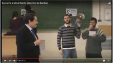 Escrache a José Antonio Moral Santín por Miguel Ardanuy, que lee un manifiesto, y otros alumnos de la Universidad Complutense.