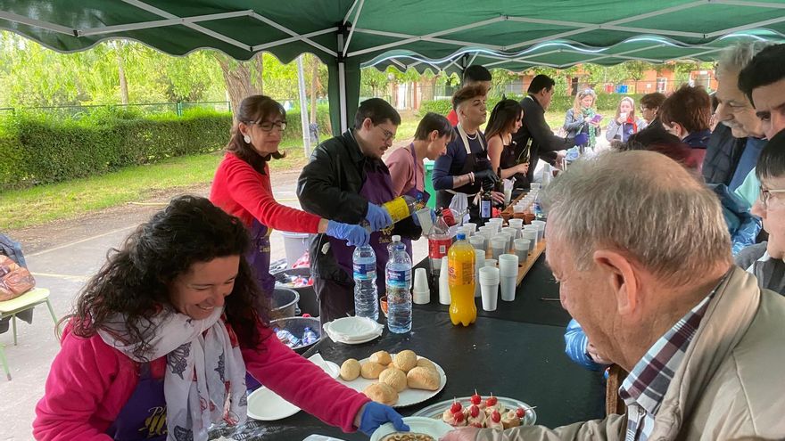 El centro educativo Plus Ultra celebra su fiesta Solidarios en beneficio de la Asociación de Enfermedades Raras