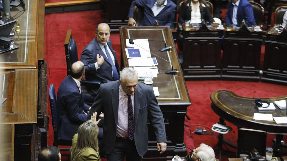 Guillermo Francos frente al griterío