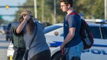 Una policía consuela a una mujer tras el tiroteo registrado en Parkland, en el sureste de Florida (Estados Unidos).