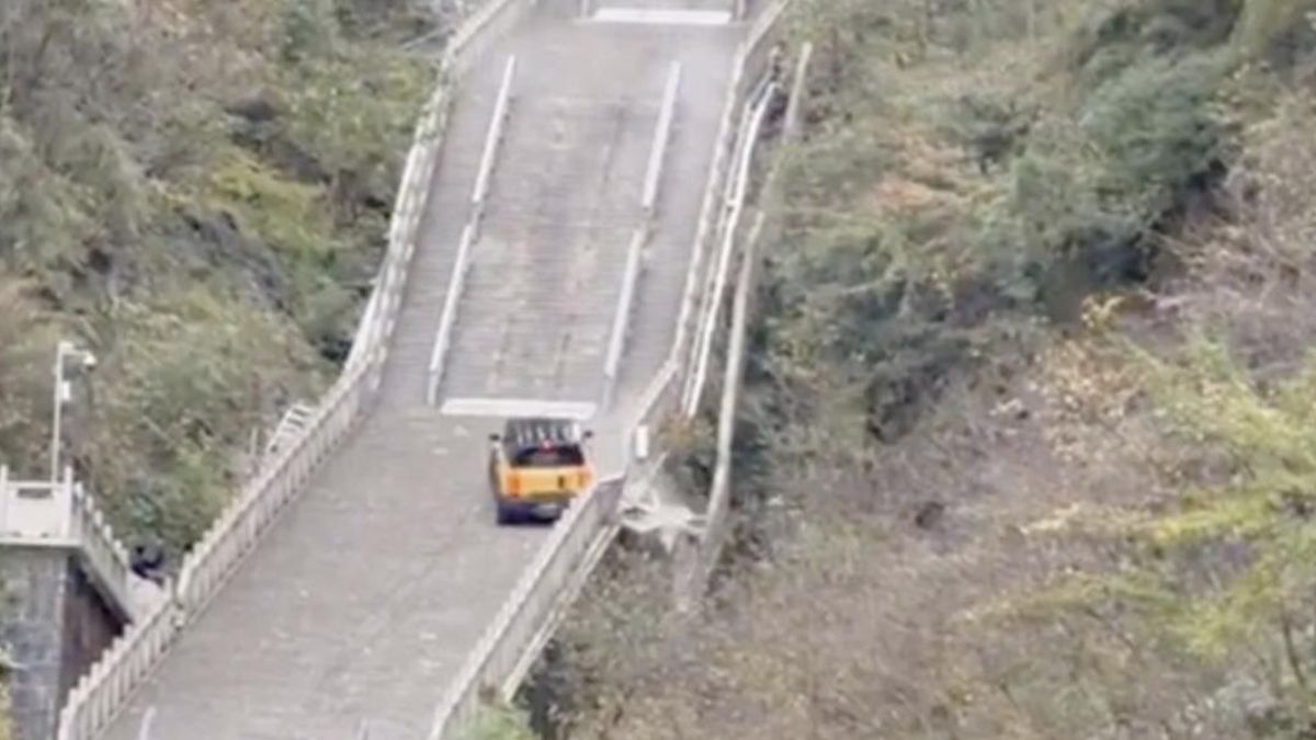 La marca china Chery quería grabar un anuncio en la mítica montaña de Tianmen, su coche se descalabra por las escaleras y acaban pidiendo perdón por dañar una barandilla histórica
