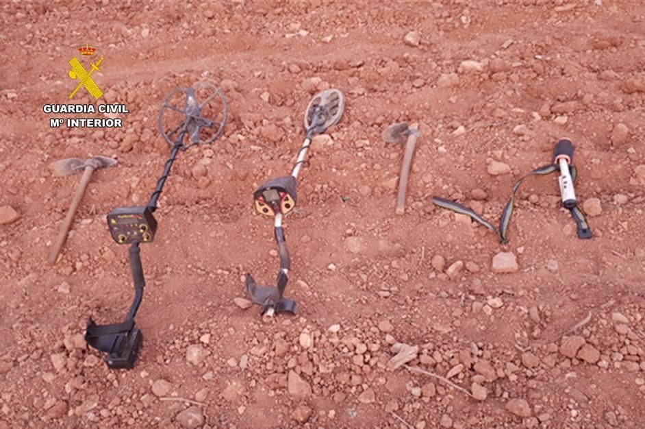Detectores de metales y azadas utilizadas por los expoliadores
