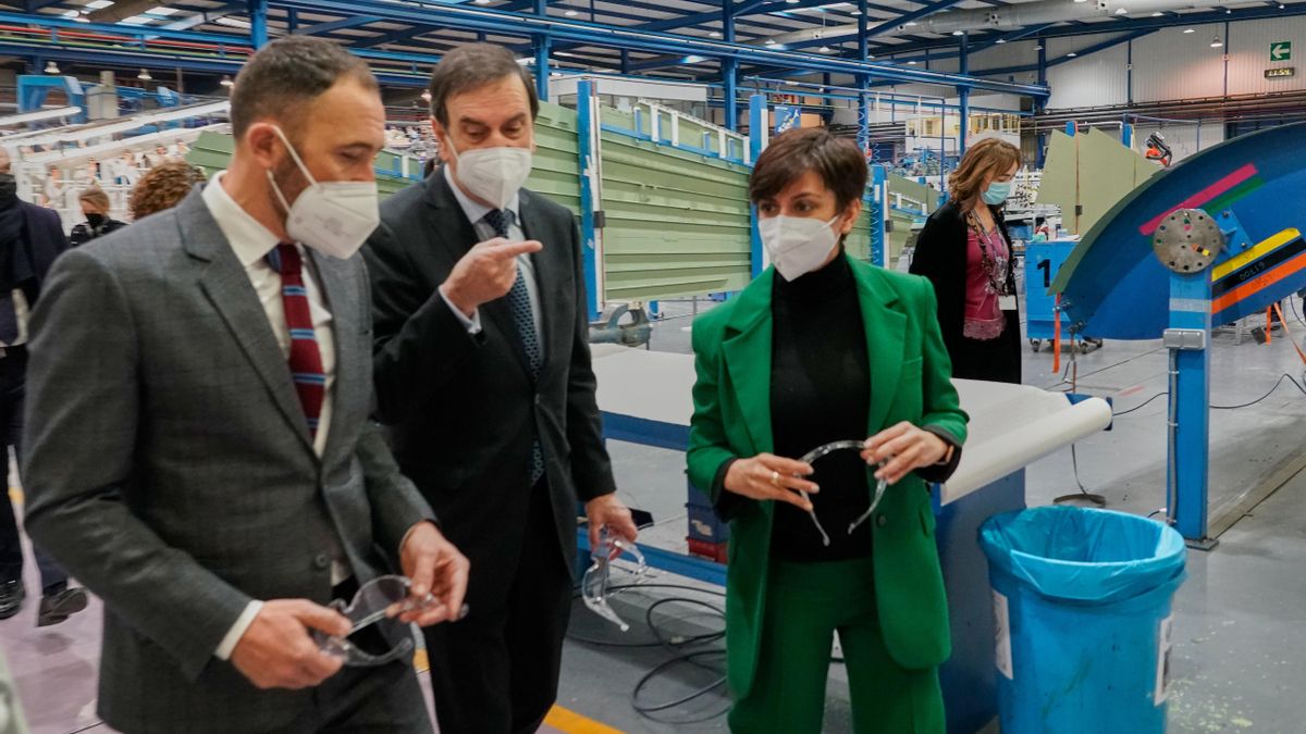 La ministra de Política Territorial, Isabel Rodríguez (1d), durante visita a la Aernnova Aerospace SA, en Berantevilla.