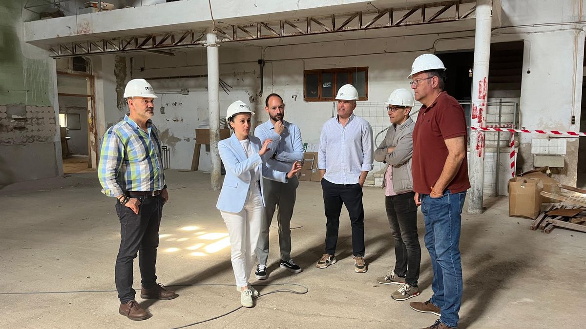 Visita de la alcaldesa Tània Baños a las obras de la Fàbrica de la Llum.