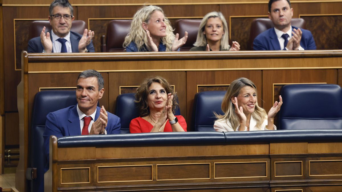Pedro Sánchez y las vicepresidentas María Jesús Montero y Yolanda Díaz en el Congreso este miércoles.
