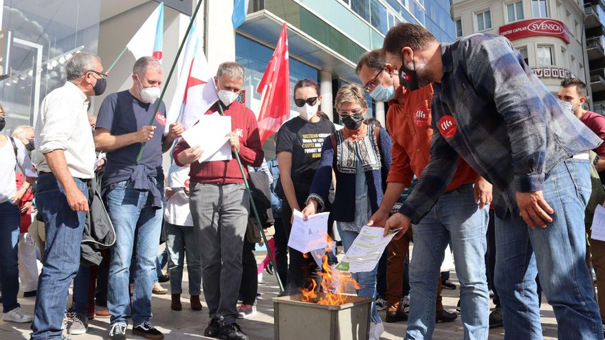 Centenares de personas queman facturas de la luz por toda Galicia en protesta por la subida de precios