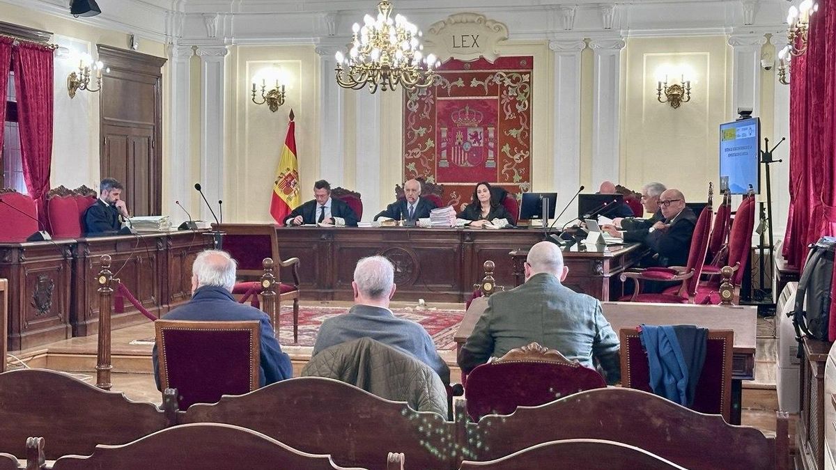 Demetrio Alfonso Canedo sentado en el banquillo de los acusados de la Audiencia Provincial, en el centro.