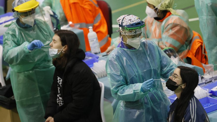 Varias personas se someten a pruebas PCR durante el cribado masivo de casos de la covid-19. EFE/Lavandeira jr/Archivo