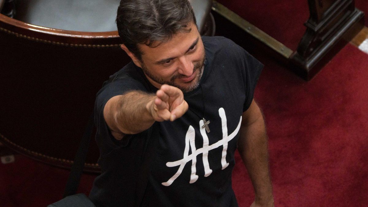 Juan Grabois hace el gesto de resistencia de la película "Los juegos del hambre" en la Asamblea Legislativa