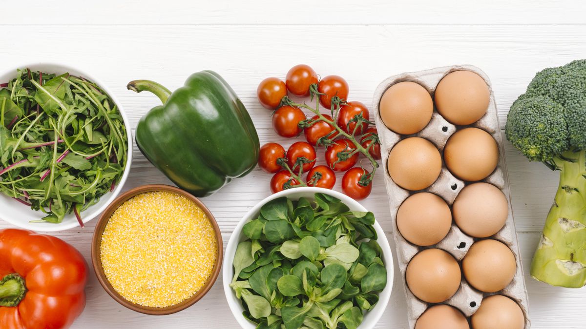 Huevos, verduras y queso son los ingredientes principales de esta receta italiana