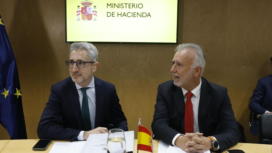 El ministro de Hacienda, Arcadi España (i), junto al ministro de Política Territorial y Memoria Democrática, Ángel Víctor Torres (d) presid el Consejo de Política Fiscal y Financiera (CPFF) que fijará las metas de déficit de la administración regional, este lunes en Madrid. EFE/ J.J.Guillen