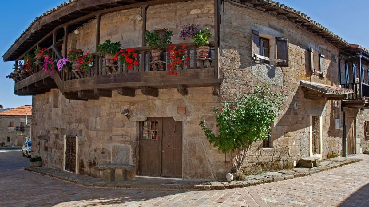 De calles empedradas y casas de pizarra, fue declarado Bien de Interés Cultural y es uno de los pueblos zamoranos mejor conservados