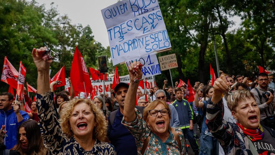 Manifestación convocada por el Sindicato de Inquilinas para denunciar la caída de los decretos de la vivienda y reclamar una rebaja del 50 % en los alquileres, la exigencia de contratos indefinidos y también la expropiación de las viviendas a los fondos buitres, mientras llama a la huelga general, este sábado. EFE/ Daniel Gonzalez