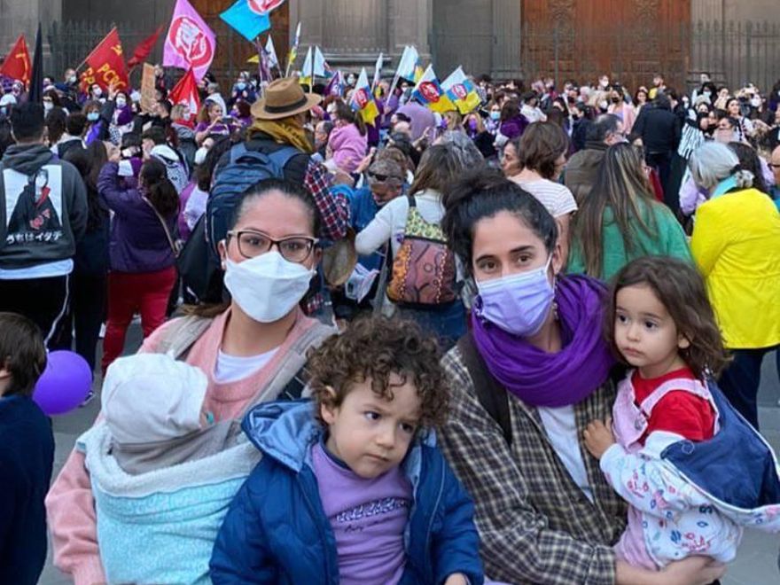 Débora, sus hijos y una amiga en la manifestación del año pasado por el 8M.