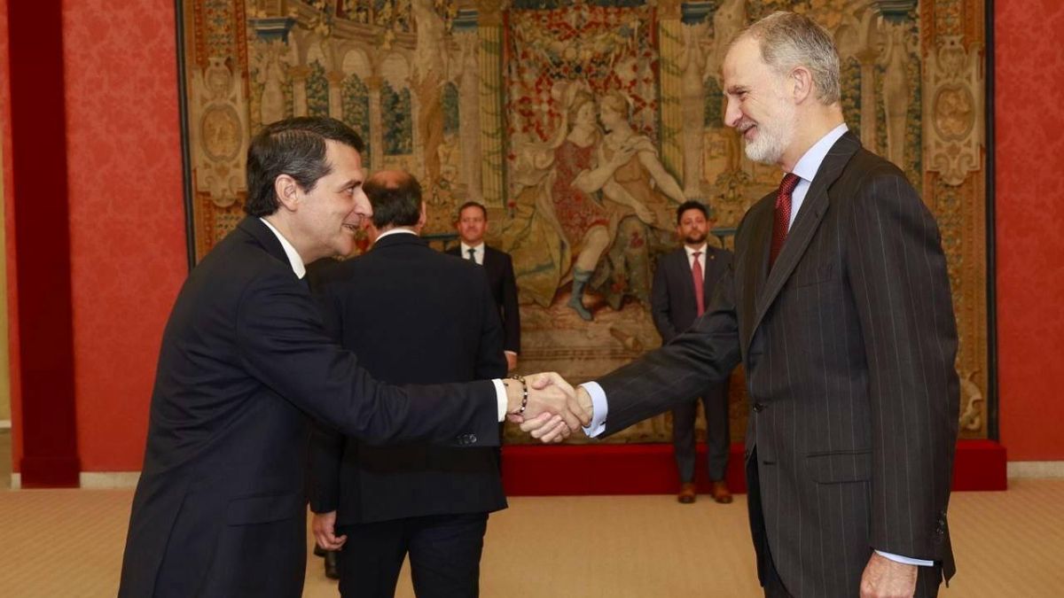 El Rey Felipe VI recibe al alcalde de Córdoba en el Palacio Real de Madrid