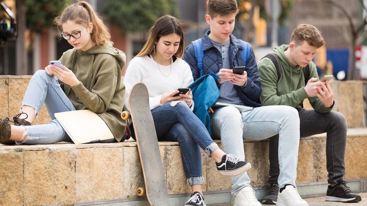 Adolescentes utilizando teléfonos móviles
