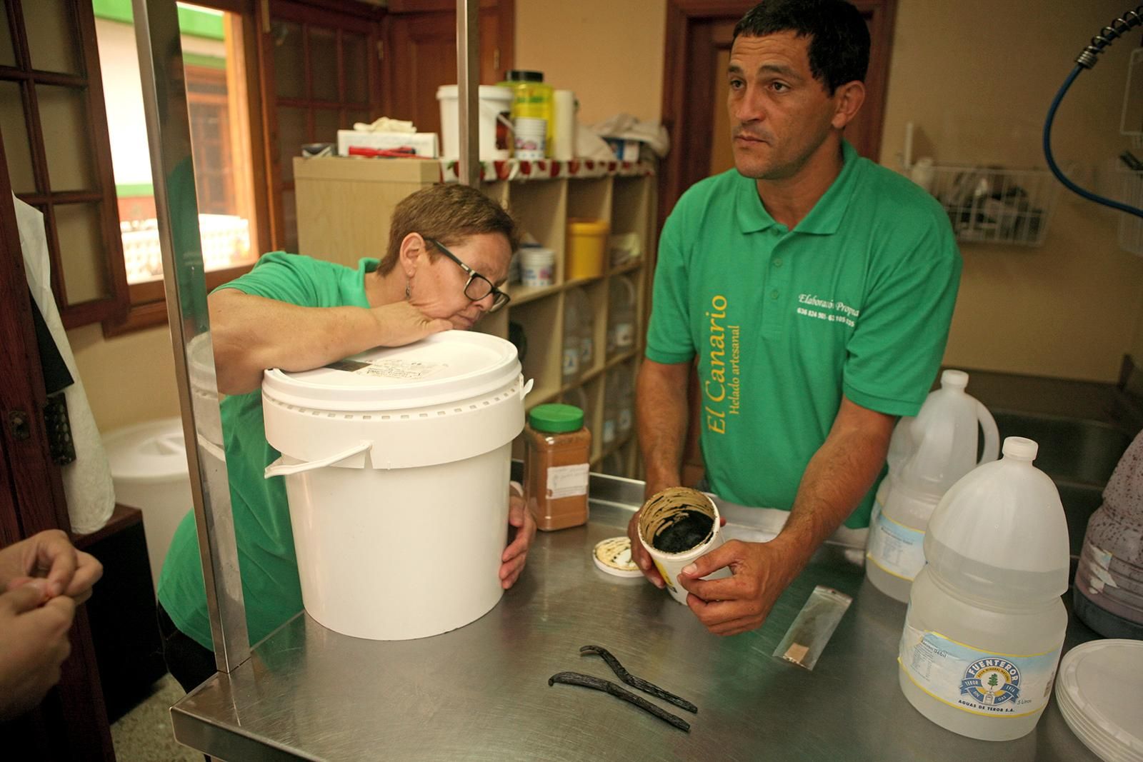 Leonardo Verde muestra las vainas de vainilla que emplea en sus helados (ALEJANDRO RAMOS)
