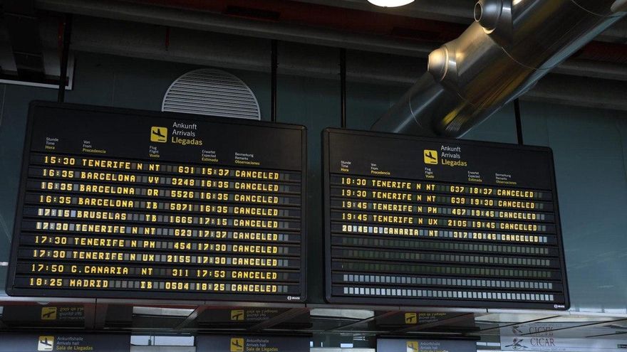 Cancelaciones en el aeropuerto de La Palma, que se mantiene inoperativo este sábado. / FOTO: José Bringas
