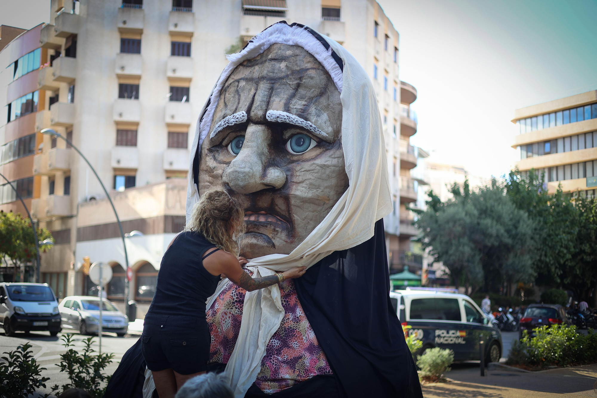 Un cap de 'geganta' durant la manifestació