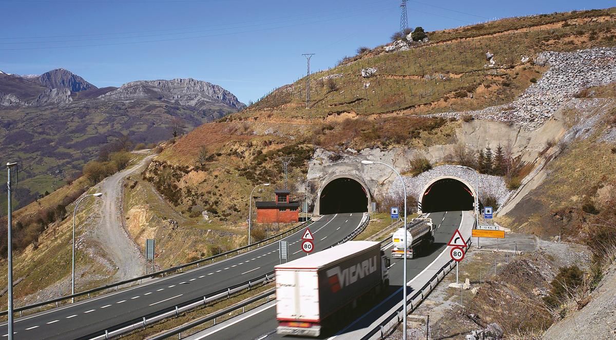 Túneles de la autopista AP-66 que une León y Asturias, objeto de constantes y millonarias obras.