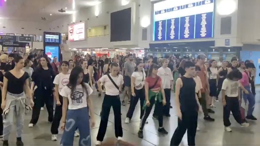 Estudiantes universitarios bailaron "Fanático" de Lali Espósito en la estación de Once para protestar