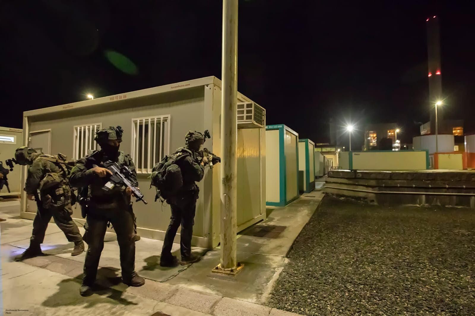 Militares, durante el ejercicio en la CT Barranco de Tirajana.