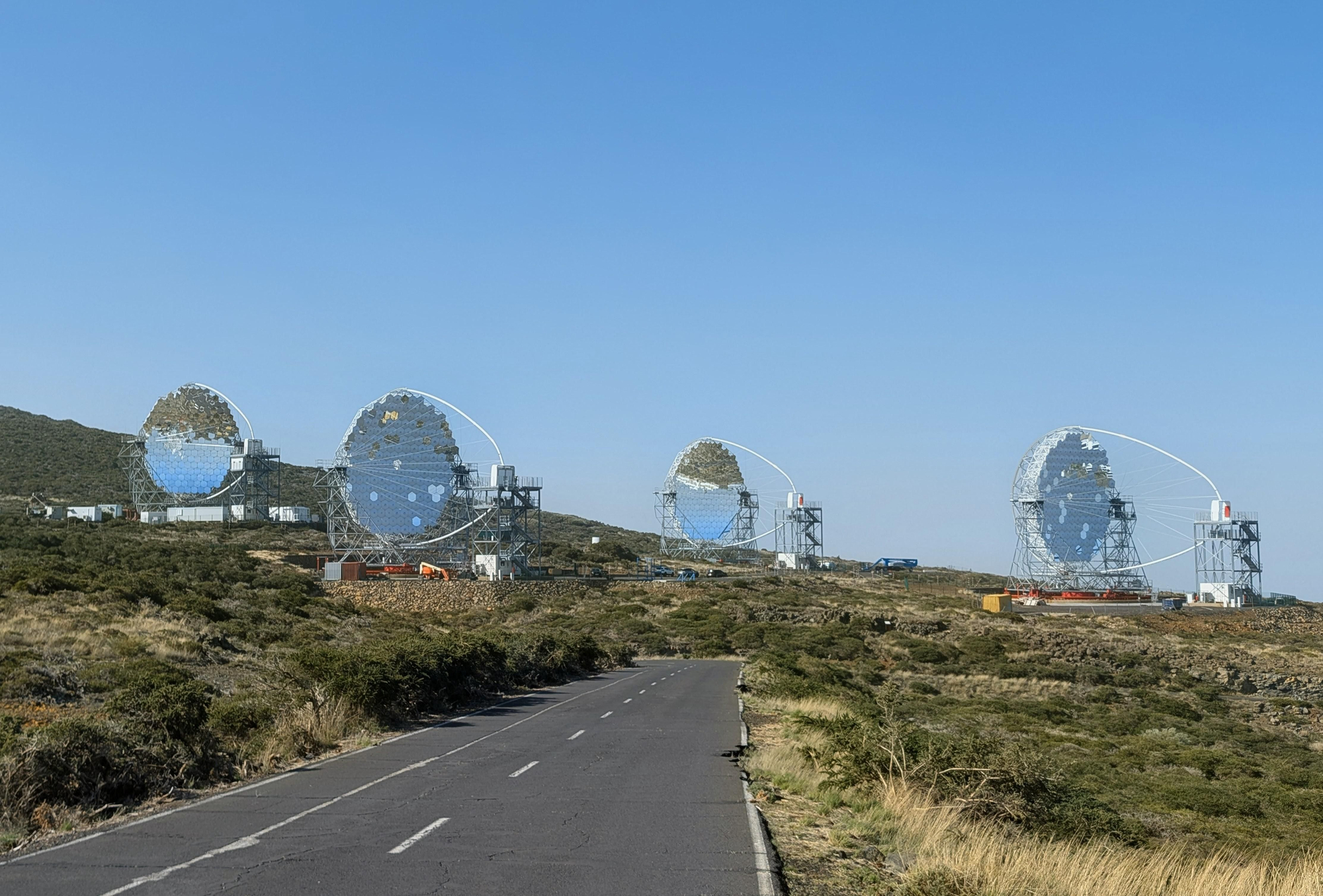 Los cuatro telescopios de gran tamaño (LST)  de la Red Cherenkov en el Observatorio  del Roque de los Muchachos.