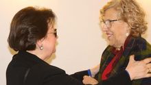 Aurora León saluda a la alcaldesa de Madrid, Manuela Carmena