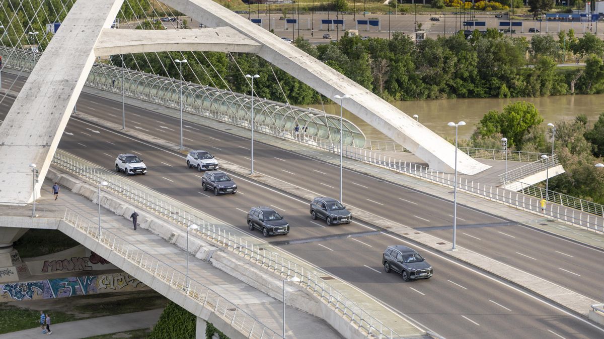 Vehículos circulan sobre uno de los puentes del río Ebro, en Zaragoza.