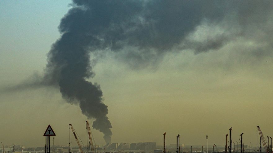 Humo en las inmediaciones del Aeropuerto Internacional de Dubái.