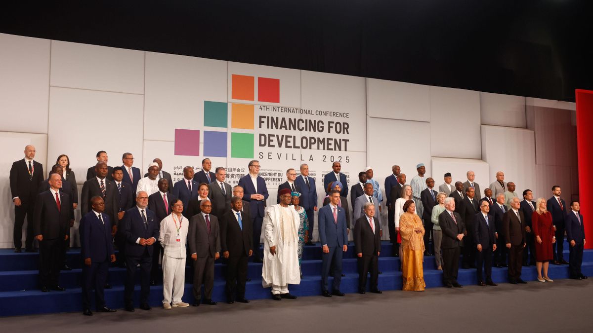 Foto de familia de los participantes en la IV Conferencia Internacional de la ONU sobre Financiación para el Desarrollo, este lunes 30 de junio en Sevilla.