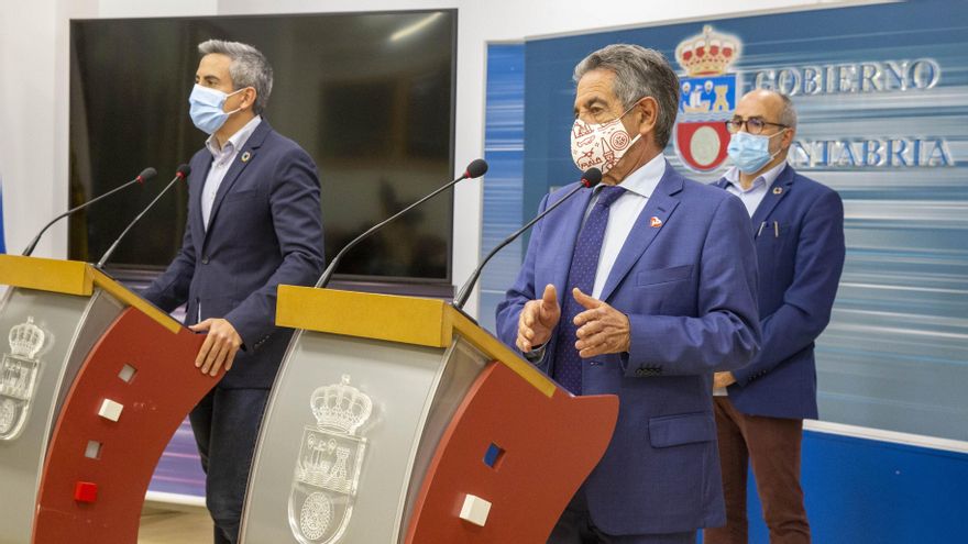 El presidente, Miguel Ángel Revilla, acompañado del vicepresidente, Pablo Zuloaga, y del consejero de Sanidad, Miguel Rodríguez