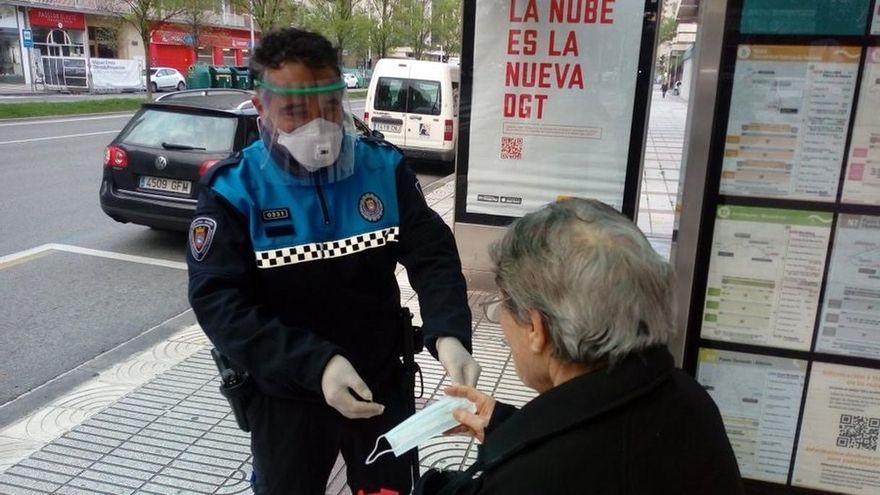 Policías y Protección civil reparten mascarillas en Navarra ante la vuelta a la actividad laboral