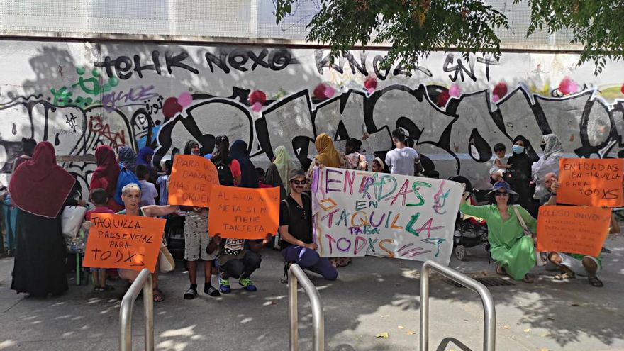 Los excluidos de las piscinas públicas de Madrid toman la palabra: "Entradas en taquilla para todos"