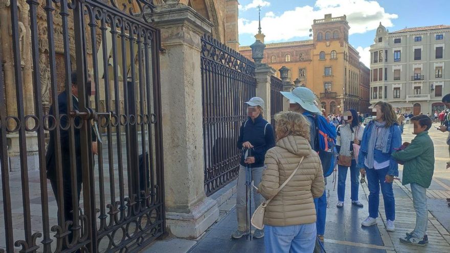 La Catedral de León, obligada por Ley a un día de visita gratis cada la semana, sólo ha ofrecido 15 minutos sin que la Junta sancione