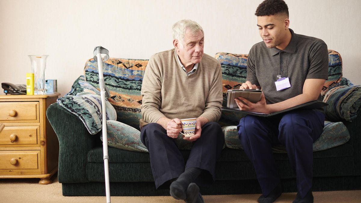 Trabajador social junto a una persona mayor