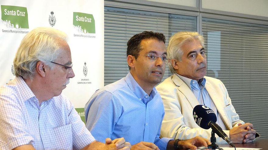 Carlos Tarife (centro), concejal de Urbanismo en Santa Cruz, del PP, junto a los redactores del plan del Antiguo Santa Cruz