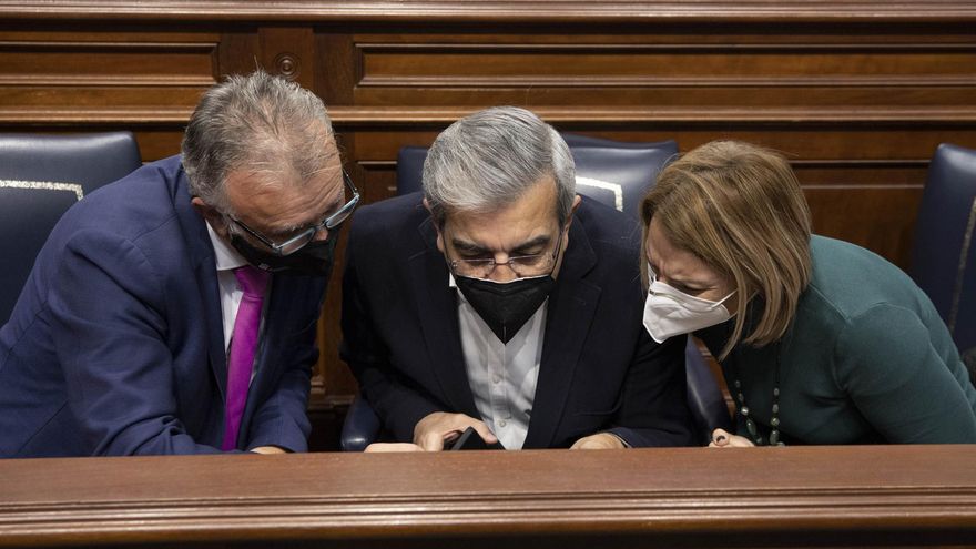 El presidente del Gobierno de Canarias, Ángel Victor Torres, (i) el consejero de Hacienda, Presupuestos y Asuntos Europeos, Román Rodriguez, (c) y la consejera de Derechos Sociales, Igualdad, Diversidad y Juventud, Noemí Santana, (d). EFE/Miguel Barreto