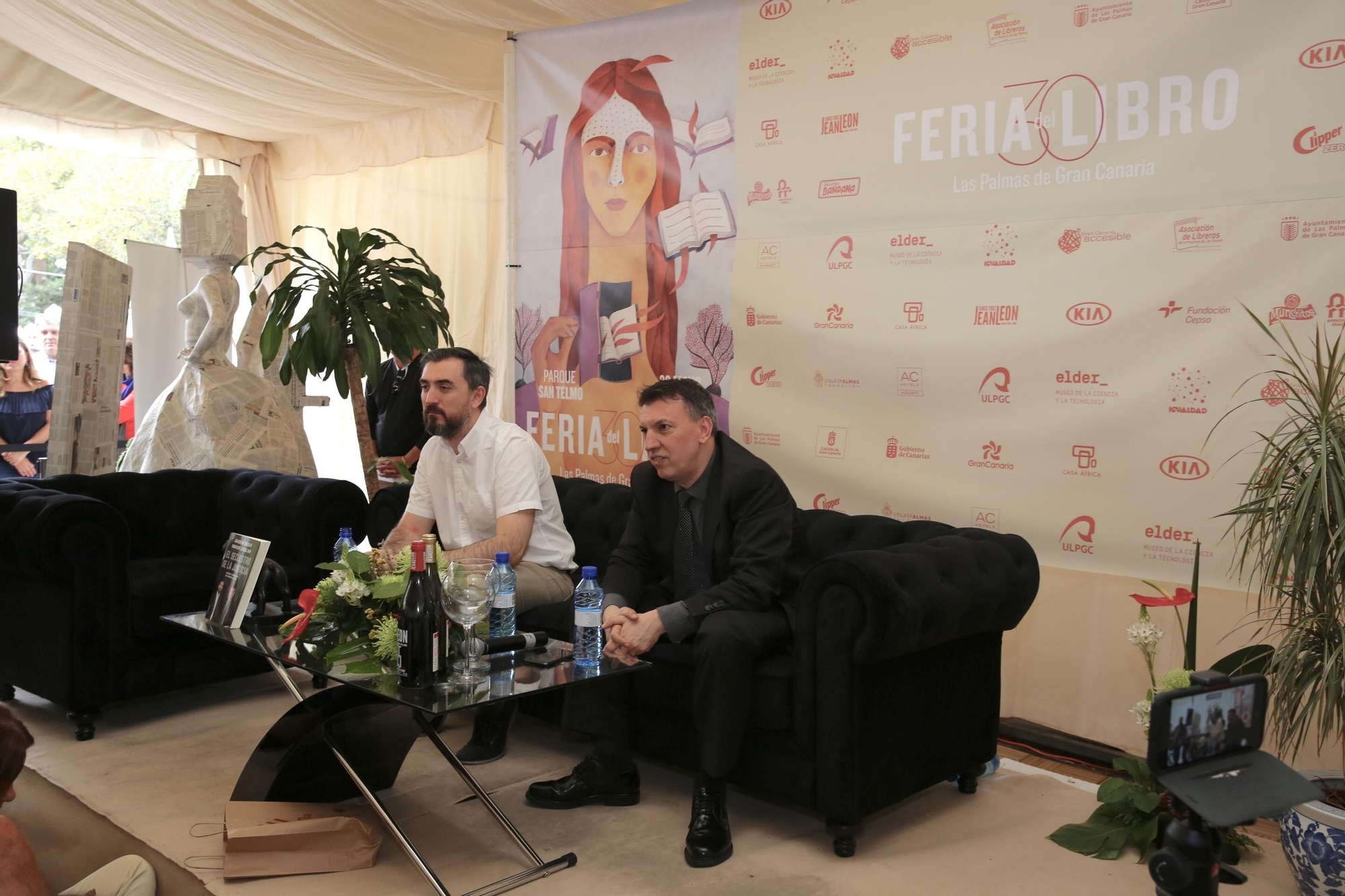 Ignacio Escolar y Joaquim Bosch en la Feria del Libro de Las Palmas de Gran Canaria. (Alejandro Ramos).