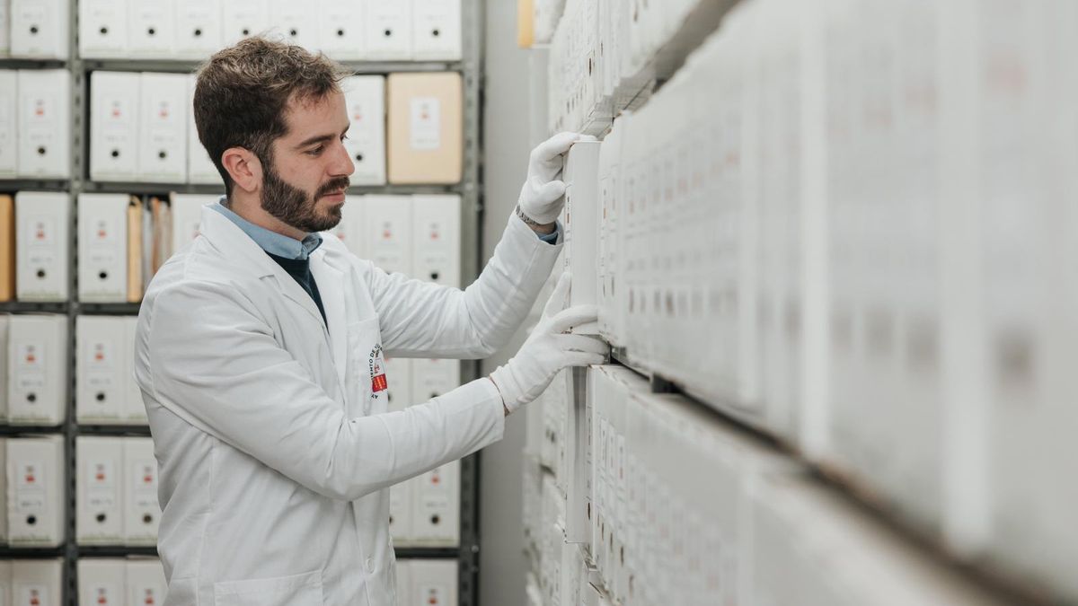 El historiador de 29 años que ha convertido el archivo de un pueblo manchego en un fenómeno en Instagram