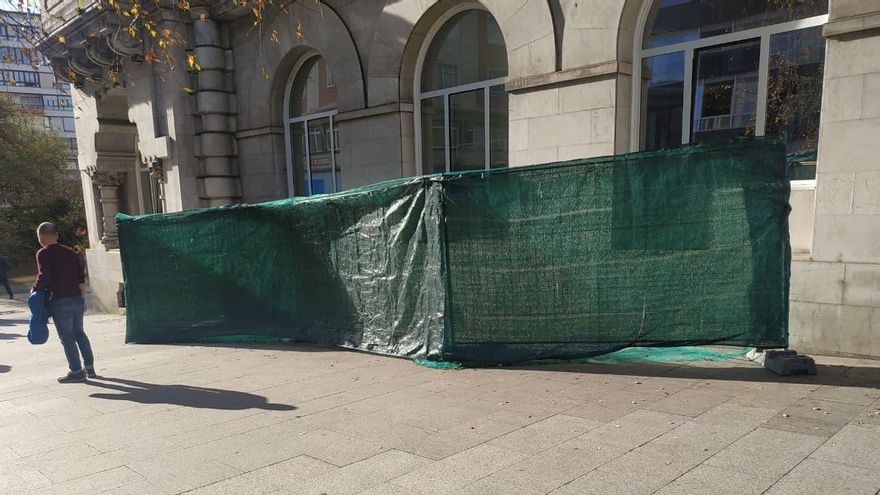 Los legajos almacenados en los sótanos se están sacando a la calle a través de un tragaluz. 