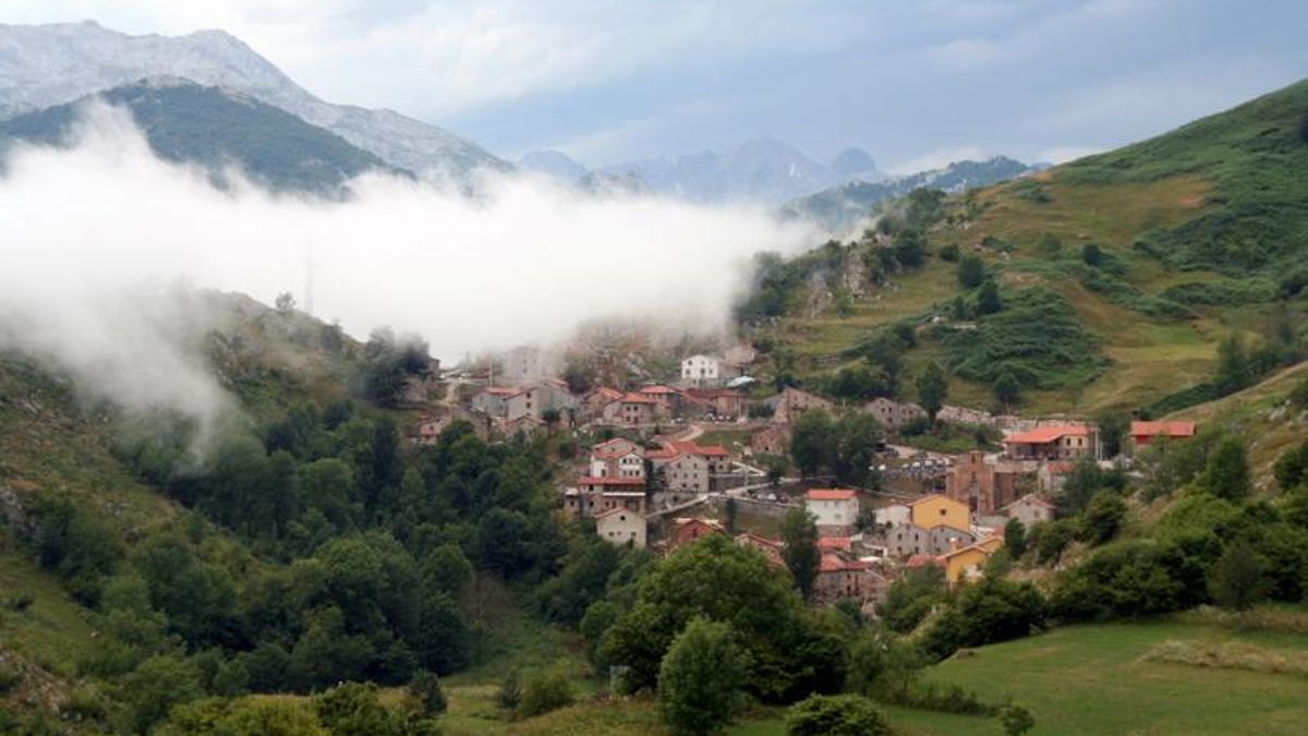 Tresviso entre las nubes.