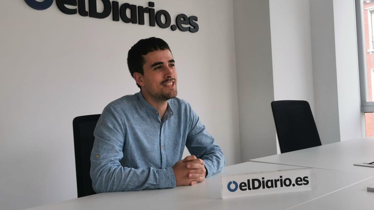 Paulu Lobete atiende a las preguntas de elDiario.es durante la entrevista. 