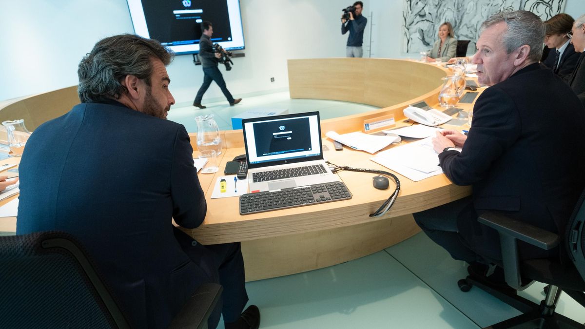 El presidente de la Xunta, Alfonso Rueda, charla con el vicepresidente segundo, Diego Calvo, en el Consello.