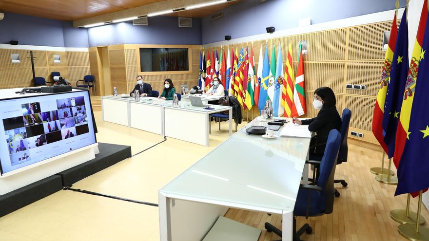 España suspende la vacunación con AstraZeneca a menores de 60 años y deja pendiente la decisión sobre quienes esperan la segunda dosis